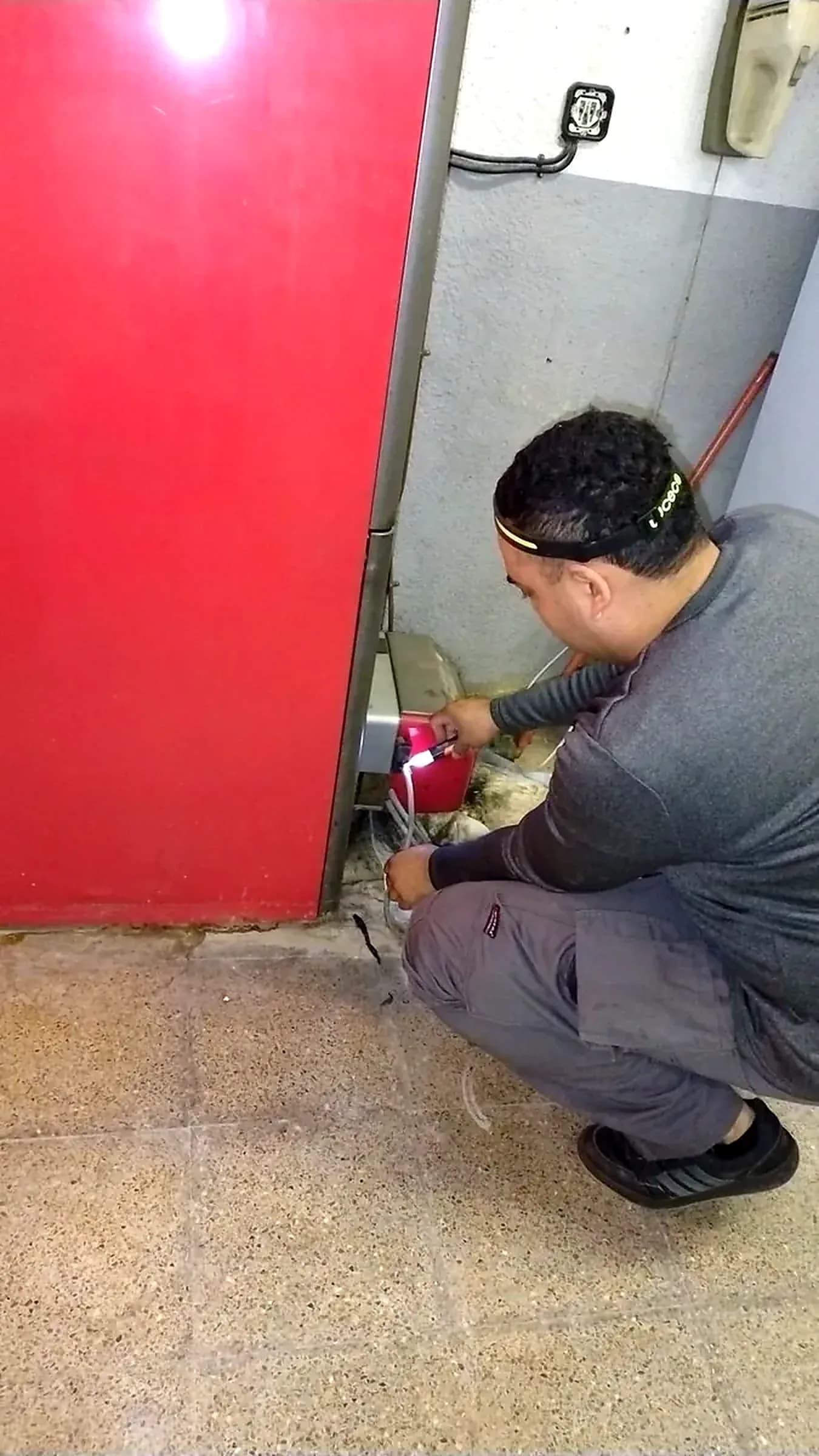 Fundador de Climasoluciones revisando una instalación de agua caliente sanitaria en Barcelona