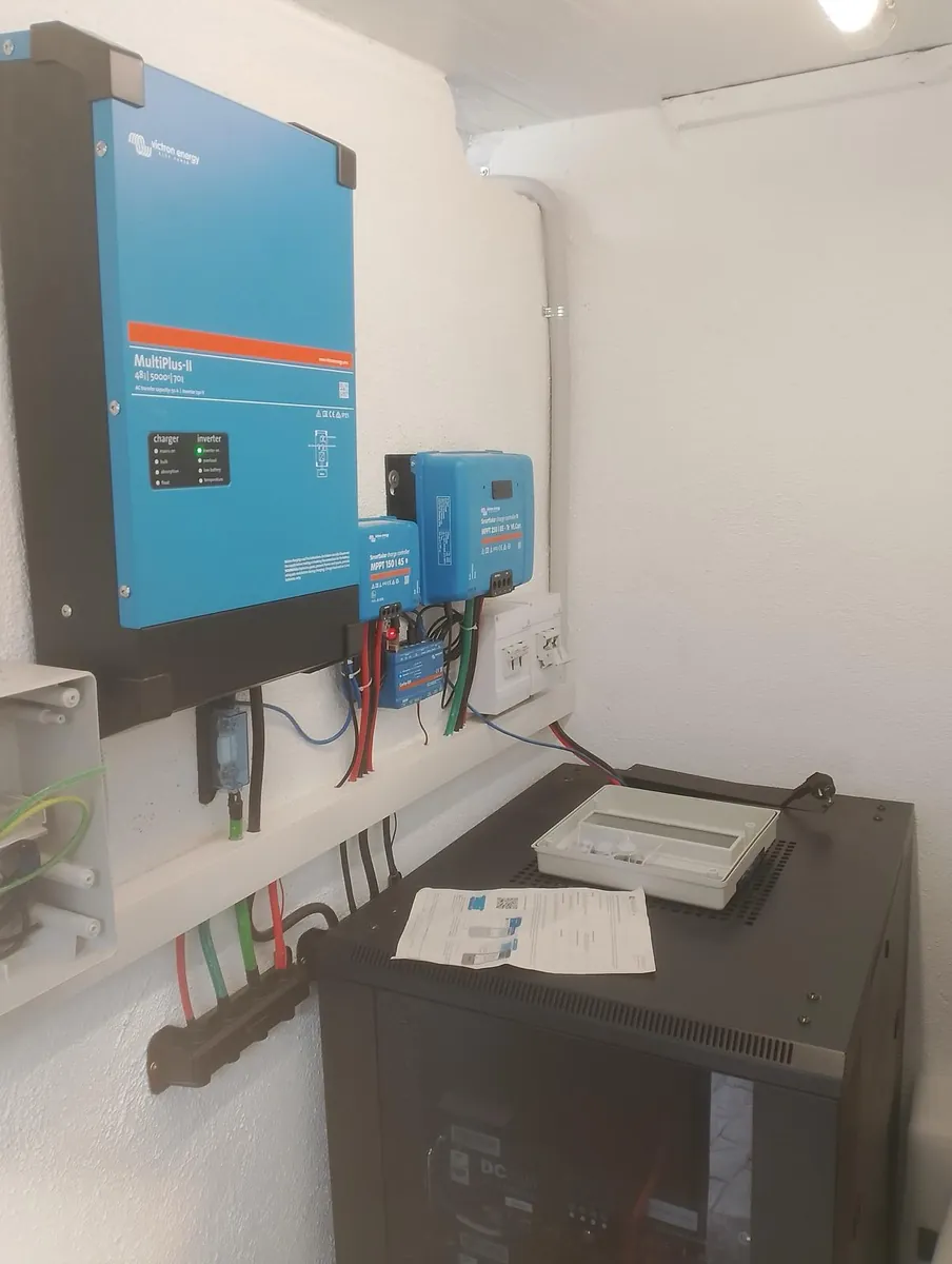 Inversor-cargador Victron MultiPlus-II con dos reguladores MPPT y armario de baterías instalados en pared