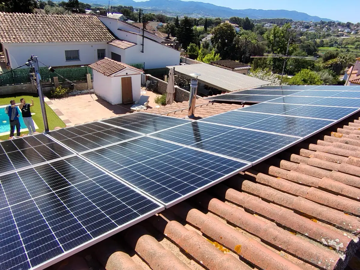 Campo fotovoltaico sobre cubierta de teja árabe en una vivienda unifamiliar