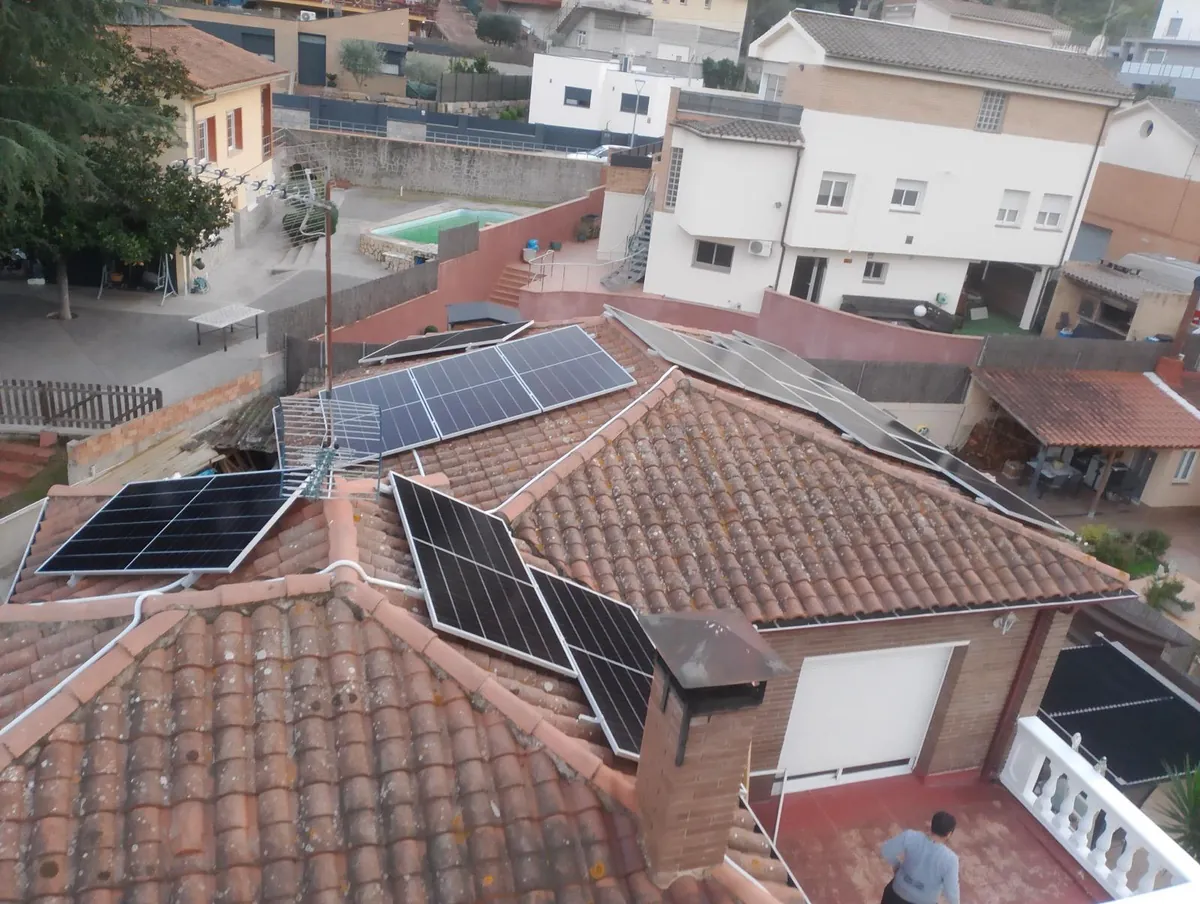 Vista de una instalación fotovoltaica repartida en varios faldones de cubierta