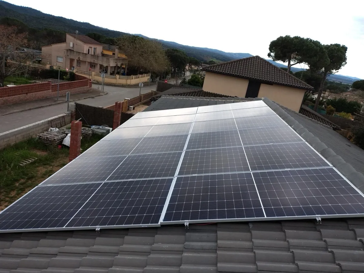 Campo fotovoltaico terminado sobre la cubierta inclinada de una vivienda unifamiliar