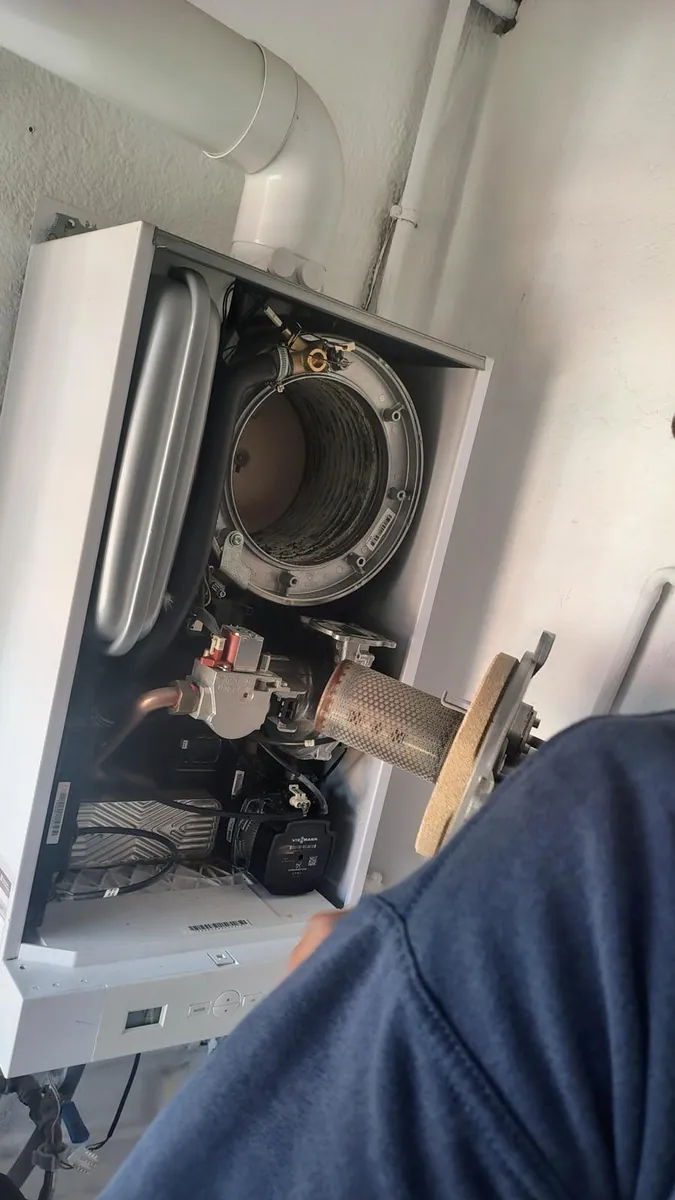 Conjunto de quemador y ventilador extraído de una caldera Viessmann para limpiar el intercambiador