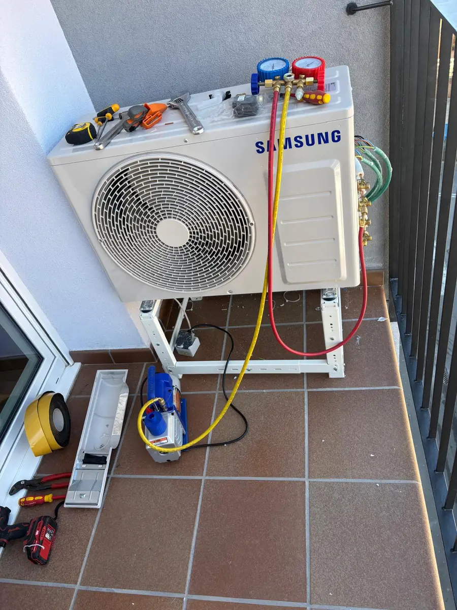 Bomba de vacío y manómetros conectados a una unidad exterior Samsung durante la puesta en marcha