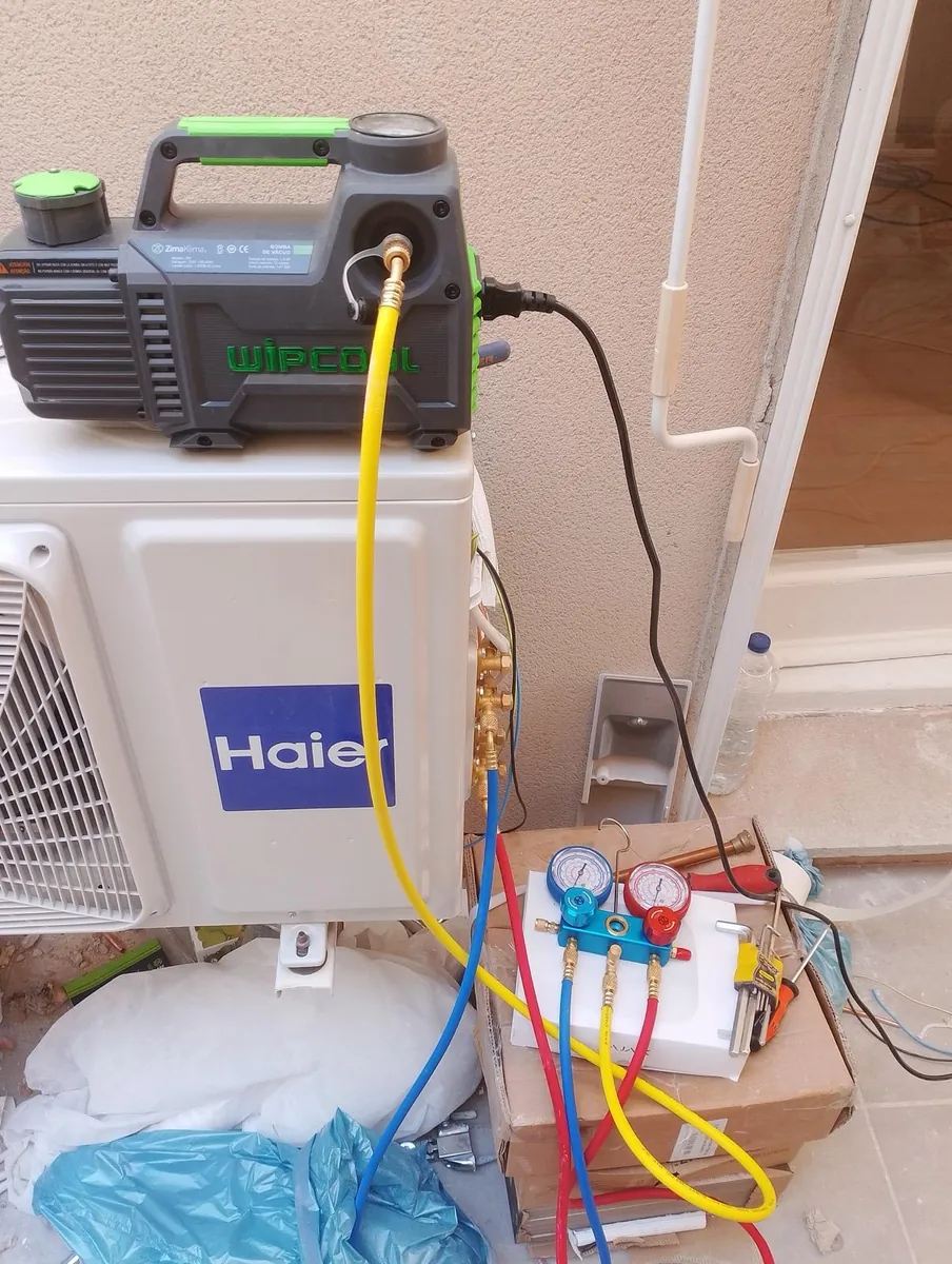 Bomba de vacío sobre una unidad exterior Haier con el puente de manómetros conectado